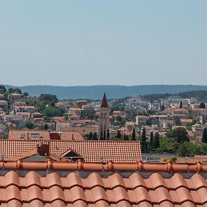https://apartman-lotos.hotels-in-trogir.com
